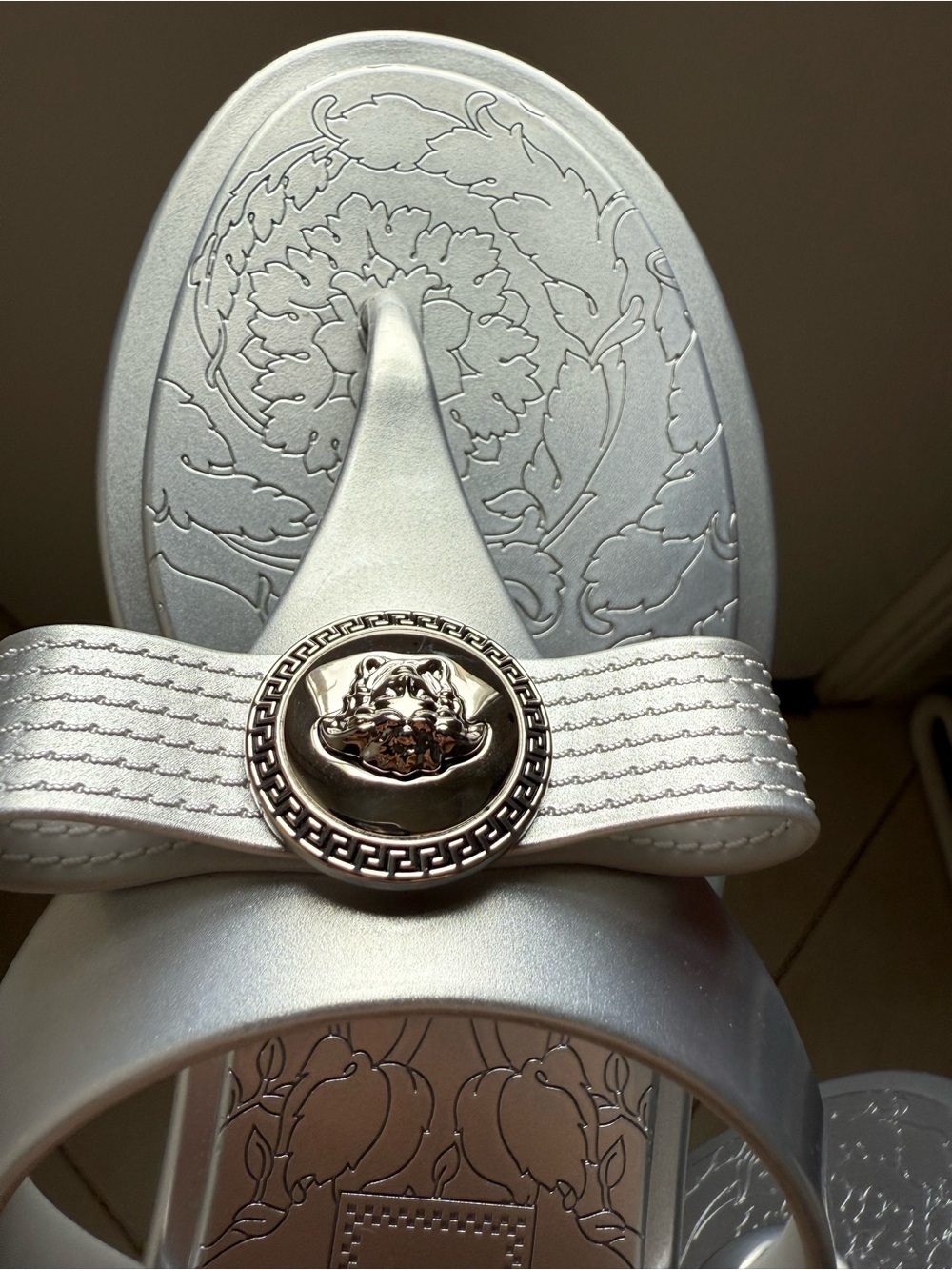 🩶 Versace Palazzo Silver Metallic Ribbon Bow Medusa Flip Flops Sandal 9 🩴 - Picture 7 of 7